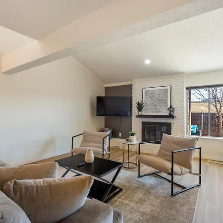 Hefner Lake Townhome, Trails, Restaurants, Shopping